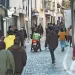 A Martim Moniz di Lisbona in Portogallo, dove vivono molti immigrati, si sta generando xenofobia. I questa strada stretta acciitolata alcuni indossano giacche e portano borse della spesa. Un fattorino di cibo a domicilio su uno scooter si prepara a farsi strada tra la gente.