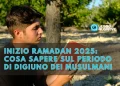 Un giovane mussulmano è seduto in un campo in Portogallo e legge il Corano. Il testo sovrapposto in italiano parla dell'inizio del Ramadan 2025 e di approfondimenti sul periodo di digiuno della comunità dei musulmani in Portogallo. Sullo sfondo si vedono degli alberi, che contribuiscono alla serenità della scena.