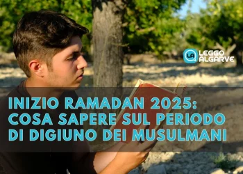 Un giovane mussulmano è seduto in un campo in Portogallo e legge il Corano. Il testo sovrapposto in italiano parla dell'inizio del Ramadan 2025 e di approfondimenti sul periodo di digiuno della comunità dei musulmani in Portogallo. Sullo sfondo si vedono degli alberi, che contribuiscono alla serenità della scena.