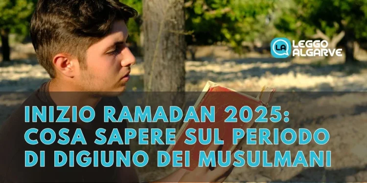 Un giovane mussulmano è seduto in un campo in Portogallo e legge il Corano. Il testo sovrapposto in italiano parla dell'inizio del Ramadan 2025 e di approfondimenti sul periodo di digiuno della comunità dei musulmani in Portogallo. Sullo sfondo si vedono degli alberi, che contribuiscono alla serenità della scena.