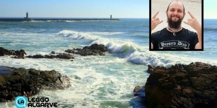Le onde dell'oceano si infrangono contro le rocce di molo a Foz do Douro sotto un cielo limpido, nella foto è inserito il volto di Roberto Bertaggia, un uomo sorridente con la barba e una maglietta nera, morto in Portogallo.