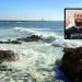 Le onde dell'oceano si infrangono contro le rocce di molo a Foz do Douro sotto un cielo limpido, nella foto è inserito il volto di Roberto Bertaggia, un uomo sorridente con la barba e una maglietta nera, morto in Portogallo.