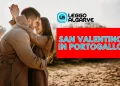 Una coppia in cappotto si abbraccia all'aperto, circondata da terreno sabbioso e alberi celebrando San Valentino in Portogallo, come scritto nella grafica.