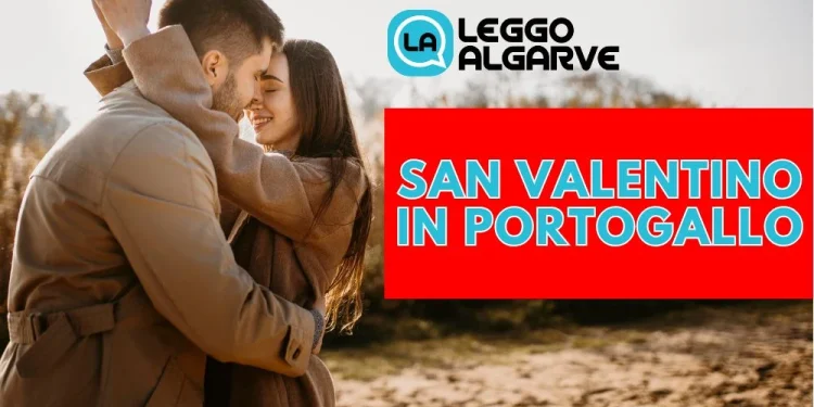 Una coppia in cappotto si abbraccia all'aperto, circondata da terreno sabbioso e alberi celebrando San Valentino in Portogallo, come scritto nella grafica.