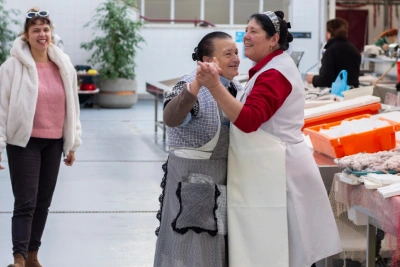 Nel vivace mercato coperto di Matosinhos la gente balla aggiungendo vivacità all'atmosfera del mercato.