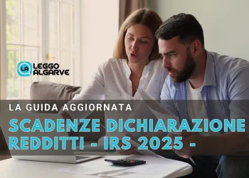 Una donna e un uomo sono seduti a un tavolo, mentre esaminano le scadenze dei documenti da dichiarare in IRS in Portogallo con un computer portatile davanti a loro. La sovrapposizione di testo in italiano annuncia SCADENZE IRS PORTOGALLO - DICHIARAZIONE REDDITI 2025, insieme al logo "LEGGO ALGARVE.