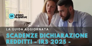 Una donna e un uomo sono seduti a un tavolo, mentre esaminano le scadenze dei documenti da dichiarare in IRS in Portogallo con un computer portatile davanti a loro. La sovrapposizione di testo in italiano annuncia SCADENZE IRS PORTOGALLO - DICHIARAZIONE REDDITI 2025, insieme al logo "LEGGO ALGARVE.