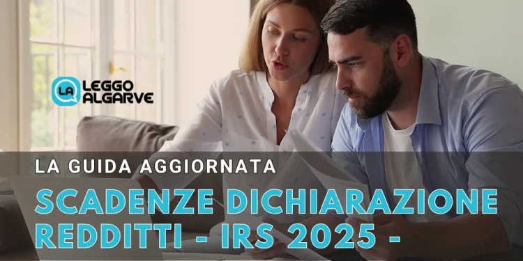 Una donna e un uomo sono seduti a un tavolo, mentre esaminano le scadenze dei documenti da dichiarare in IRS in Portogallo con un computer portatile davanti a loro. La sovrapposizione di testo in italiano annuncia SCADENZE IRS PORTOGALLO - DICHIARAZIONE REDDITI 2025, insieme al logo "LEGGO ALGARVE.
