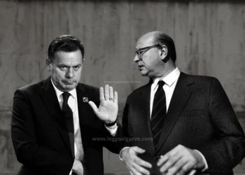 Un fotomontaggio in bianco e nero a simboleggiare il Portogallo oggi italia negli anni 80, con due uomini, Luis Montenegro e Bettino Craxi sullo sfondo di un muro.