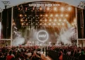 Al calare del tramonto, una grande folla si raduna per il concerto del Super Bock Super Rock. Il palco si illumina sotto i riflettori mentre la band si esibisce su uno sfondo circolare, impreziosito da una nebbia vorticosa per un effetto drammatico aggiuntivo.