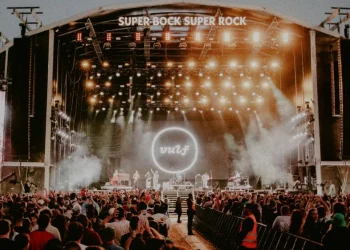 Al calare del tramonto, una grande folla si raduna per il concerto del Super Bock Super Rock. Il palco si illumina sotto i riflettori mentre la band si esibisce su uno sfondo circolare, impreziosito da una nebbia vorticosa per un effetto drammatico aggiuntivo.