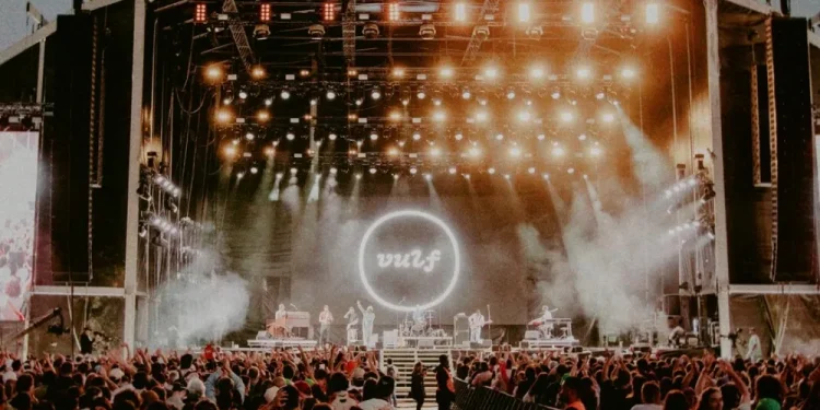 Al calare del tramonto, una grande folla si raduna per il concerto del Super Bock Super Rock. Il palco si illumina sotto i riflettori mentre la band si esibisce su uno sfondo circolare, impreziosito da una nebbia vorticosa per un effetto drammatico aggiuntivo.