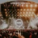 Al calare del tramonto, una grande folla si raduna per il concerto del Super Bock Super Rock. Il palco si illumina sotto i riflettori mentre la band si esibisce su uno sfondo circolare, impreziosito da una nebbia vorticosa per un effetto drammatico aggiuntivo.