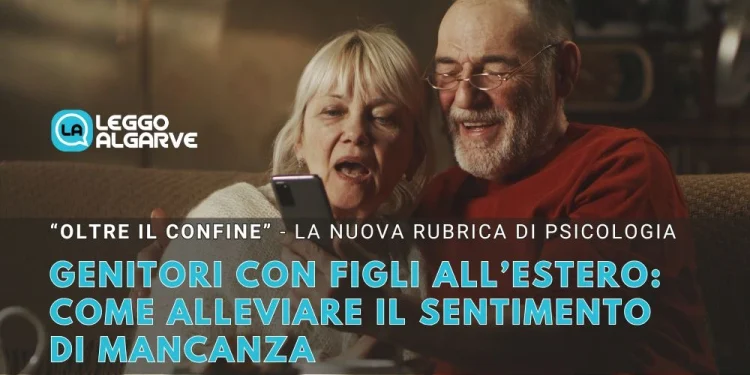 Una coppia di genitori anziani è seduta l'una accanto all'altra su un divano e sorride allo smartphone mentre effuttuano una videociamata ai figli al estero alleviando così il sentimento di mancanza. Il testo recita: "Genitori con figli all'estero: la psicologia svela come affrontare il sentimento di mancanza". L' ambiente appare caldo e accogliente.