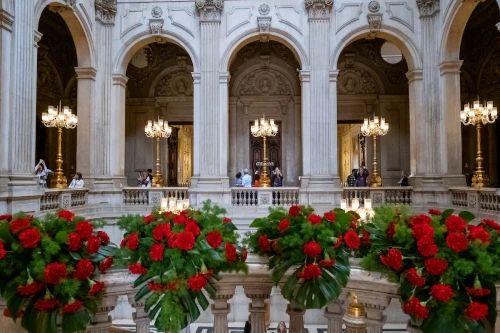 L'interno del Paço do Concelho di Lisbona nel giorno 25 aprile. Si vedono dei garofani su una balaustra all'interno di un sontuoso palazzo rinascimentale.