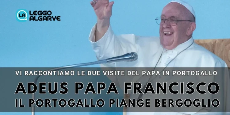 Papa Francesco a Lisbona in Portogallo nel 2023 sorride e saluta mentre è seduto. Un titolo in italiano e portoghese annuncia l'addio di Papa Francesco, sottolineando il lutto del Portogallo per la sua partenza. Il logo di Leggo Algarve è nell'angolo in alto a sinistra.