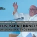 Papa Francesco a Lisbona in Portogallo nel 2023 sorride e saluta mentre è seduto. Un titolo in italiano e portoghese annuncia l'addio di Papa Francesco, sottolineando il lutto del Portogallo per la sua partenza. Il logo di Leggo Algarve è nell'angolo in alto a sinistra.