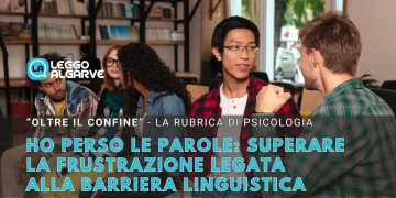 Un gruppo di ragazzi, superando le difficoltà della barriera linguistica, siedono in un ambiente informale al chiuso, con persone che parlano mentre altri ascoltano attentamente. Scaffali pieni di libri sono sullo sfondo, a sottolineare la loro ricerca di superare la frustrazione e condividere i loro sentimenti.