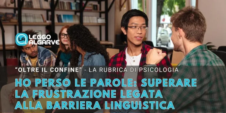 Un gruppo di ragazzi, superando le difficoltà della barriera linguistica, siedono in un ambiente informale al chiuso, con persone che parlano mentre altri ascoltano attentamente. Scaffali pieni di libri sono sullo sfondo, a sottolineare la loro ricerca di superare la frustrazione e condividere i loro sentimenti.