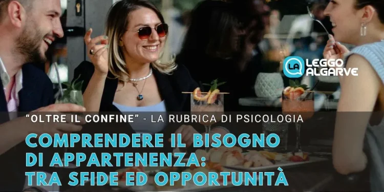 Tre persone siedono al tavolo di un bar all'aperto, sorridendo e chiacchierando mentre bevono qualcosa, soddisfando il bisogno di appartenenza ad un gruppo. Un testo in italiano si sovrappone all'immagine, spiegando che si tratta di una cover di una rubrica di psicologia.