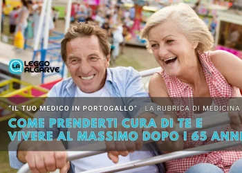 Una coppia di anziani ride e dimostra che si può vivere bene dopo i 65 anni godendosi il parco divertimenti. Il testo sovrapposto in italiano sottolinea come, concentrandosi sulla cura di sé e abbracciando la vita appieno. L'atmosfera è luminosa e allegra, e celebra la gioia di vivere.