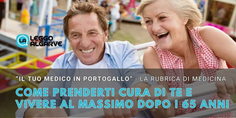 Una coppia di anziani ride e dimostra che si può vivere bene dopo i 65 anni godendosi il parco divertimenti. Il testo sovrapposto in italiano sottolinea come, concentrandosi sulla cura di sé e abbracciando la vita appieno. L'atmosfera è luminosa e allegra, e celebra la gioia di vivere.