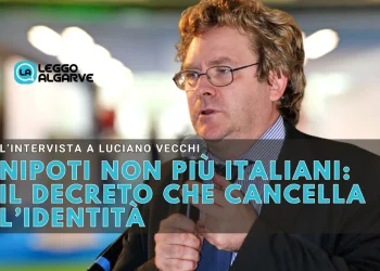 Luciano Vecchi mentre parla al microfono durante un intervista sul DL 36/2025 per gli italiani all'estero.