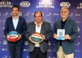 Il sindaco di Albufeira al centro degli altri due uomini, presenta lo spettacolo dei Harlem Globetrotters tenendo in mano dei palloni da Basket.