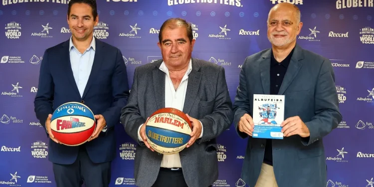 Il sindaco di Albufeira al centro degli altri due uomini, presenta lo spettacolo dei Harlem Globetrotters tenendo in mano dei palloni da Basket.