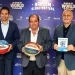Il sindaco di Albufeira al centro degli altri due uomini, presenta lo spettacolo dei Harlem Globetrotters tenendo in mano dei palloni da Basket.