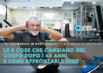 Un testo in italiano spiega come le cose cambiano nel corpo dopo i 65 anni e come affrontarle e sullo sfondo un uomo anziano con barba e capelli grigi si allena su un tappetino in palestra, sorridente, con le mani dietro la testa. Si vedono anche gli attrezzi da palestra.