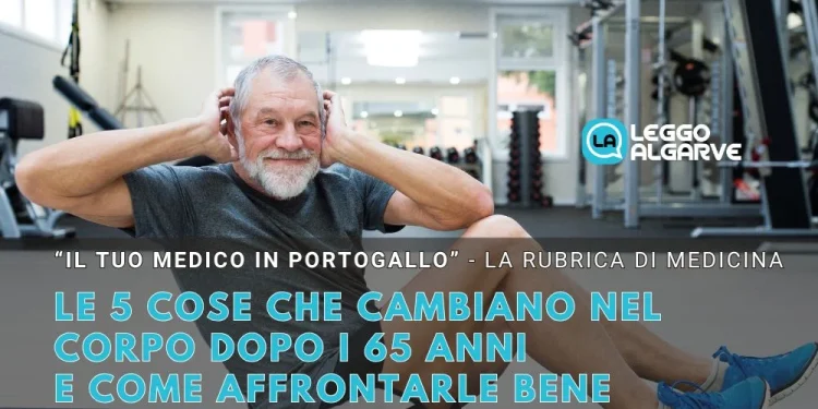 Un testo in italiano spiega come le cose cambiano nel corpo dopo i 65 anni e come affrontarle e sullo sfondo un uomo anziano con barba e capelli grigi si allena su un tappetino in palestra, sorridente, con le mani dietro la testa. Si vedono anche gli attrezzi da palestra.
