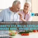Un uomo e una donna anziani sorridono mentre preparano bene del mangiare sano in una cucina luminosa, dove si può vivere meglio. L'uomo assaggia una fetta di cetriolo. Il testo sovrapposto in italiano, "Mangiare bene, vivere meglio".