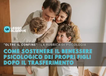 Una famiglia sorridente di quattro persone abbracciata in casa, con due bambini piccoli che abbracciano i genitori, catturando il calore e l'unità nell'affrontare le sfide dei genitori expat. L'immagine ha una sovrapposizione traslucida e il logo "Leggo Algarve" nell'angolo in alto a sinistra.