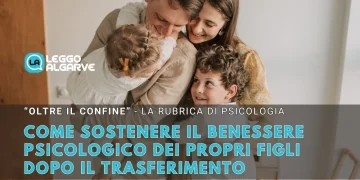 Una famiglia sorridente di quattro persone abbracciata in casa, con due bambini piccoli che abbracciano i genitori, catturando il calore e l'unità nell'affrontare le sfide dei genitori expat. L'immagine ha una sovrapposizione traslucida e il logo "Leggo Algarve" nell'angolo in alto a sinistra.