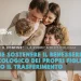 Una famiglia sorridente di quattro persone abbracciata in casa, con due bambini piccoli che abbracciano i genitori, catturando il calore e l'unità nell'affrontare le sfide dei genitori expat. L'immagine ha una sovrapposizione traslucida e il logo "Leggo Algarve" nell'angolo in alto a sinistra.
