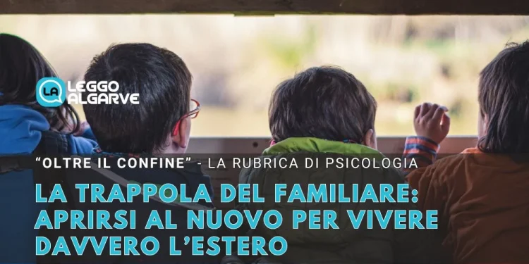 Tre bambini in trappola, visti da dietro, guardano fuori da una struttura di legno expat, aggrappandosi a una ringhiera, in un gesto familiare. L'immagine presenta un testo in italiano sulla trappola familiare e sulla psicologia della vita da espatriato, con il logo "Leggo Algarve" nell'angolo in alto a sinistra.
