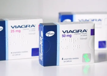 Sono mostrate tre scatole di Viagra Pfizer, l'attenzione è rivolta a quella da 50 mg con la confezione blu e bianca, in vendita senza ricetta medica in Portogallo. Le altre scatole sono etichettate con 25 mg, 50 mg e un'altra sullo sfondo.