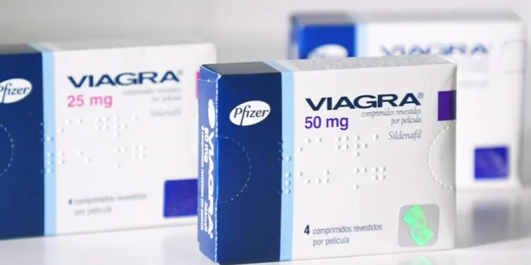 Sono mostrate tre scatole di Viagra Pfizer, l'attenzione è rivolta a quella da 50 mg con la confezione blu e bianca, in vendita senza ricetta medica in Portogallo. Le altre scatole sono etichettate con 25 mg, 50 mg e un'altra sullo sfondo.
