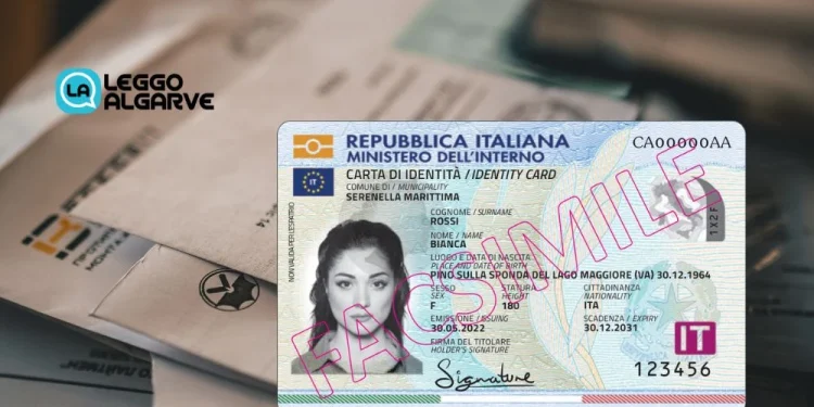 In primo piano la nuova Carta d’Identità Elettronica e sullo sfondo della corrispondenza proveniente dall'estero. Si vede il logo di Leggo Algarve.