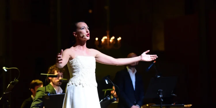 Una cantante si esibisce all' evento promosso dall' Istituto Italiano di Cultura di Lisbona dal titolo "Le due lune".