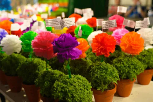 Alcuni vasetti con del Manjerico addobbati con dei fiori di carta come usanza tipica dei santi popolari di Lisbona.