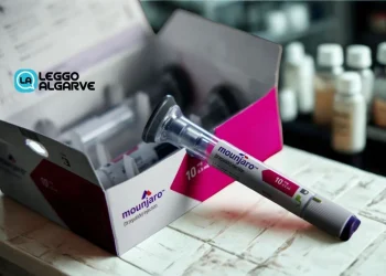 Sul banco di una farmacia una confezione di Mounjaro il farmaco che ha registrato un boom di vendite in Portogallo. Si vede una fialetta appoggiata alla confezione e sullo sfondo altri medicinali.