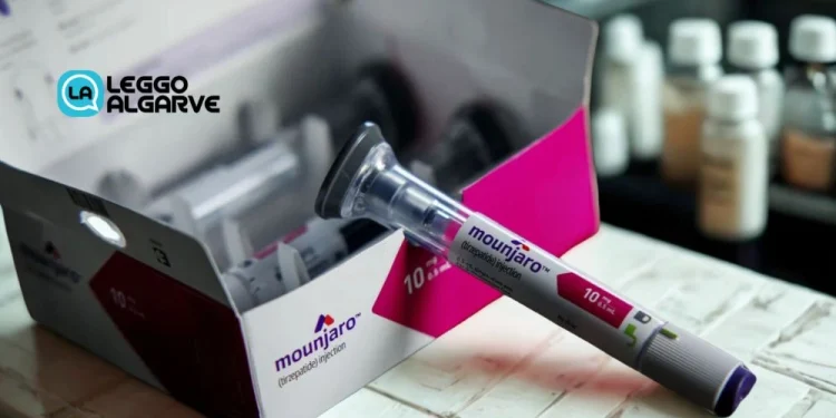 Sul banco di una farmacia una confezione di Mounjaro il farmaco che ha registrato un boom di vendite in Portogallo. Si vede una fialetta appoggiata alla confezione e sullo sfondo altri medicinali.