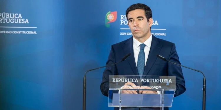 Il ministro della Presidenza, António Leitão Amaro, durante il briefing finale del Consiglio dei Ministri, al Campus XXI di Lisbona mentre annuncia la proroga di validità dei documenti di Residenza Permanente.