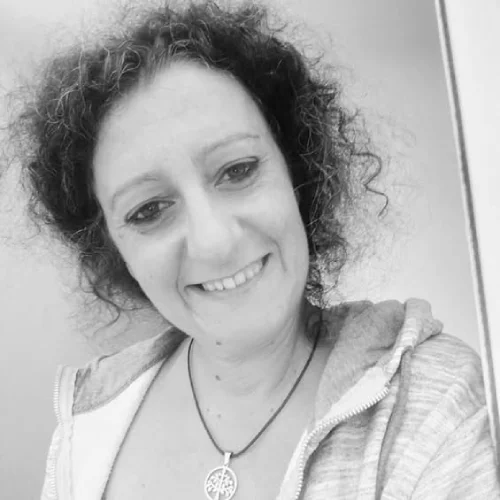 Un immagine in bianco e nero della donna scomparsa a Lagos di nome Sabrina Postorivo.