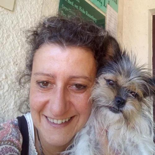 Un immagine della donna scomparsa a Lagos di nome Sabrina Postorivo. In quuesta foto è con il suo amato cane.