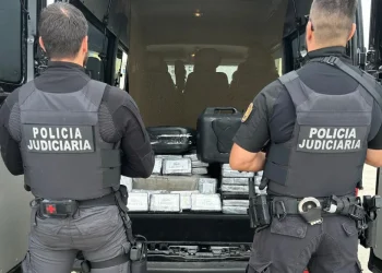 Due agenti della Policia Judiciaria di spalle, di recente hanno eseguito un'operazione di contrasto all'estrema destra in Portogallo.