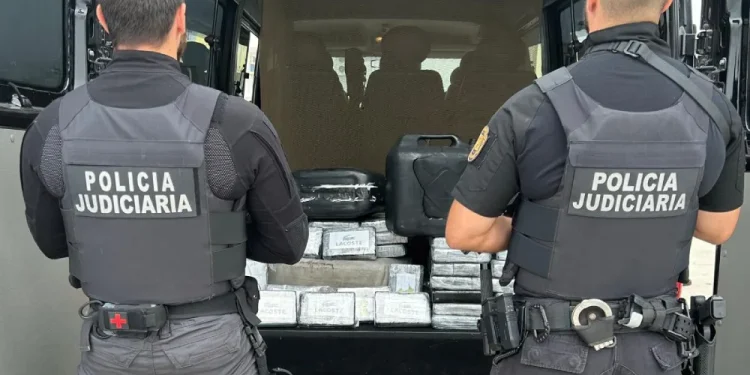 Due agenti della Policia Judiciaria di spalle, di recente hanno eseguito un'operazione di contrasto all'estrema destra in Portogallo.