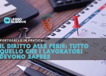 La sovrapposizione di testo italiano spiega il diritto alle ferie secondo il codice del lavoro in Portogallo. Primo piano di un calendario con una puntina rossa che segna una data, una penna e un taccuino nelle vicinanze.